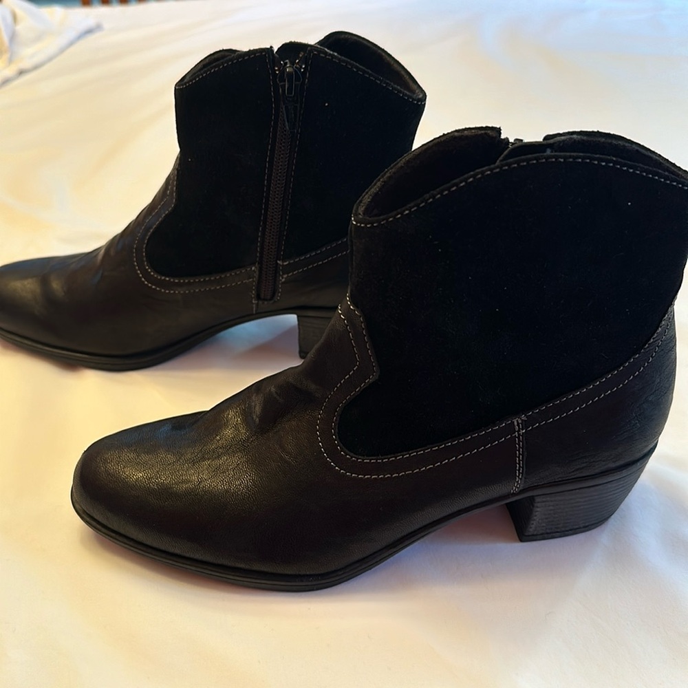 Munro Size 7 New Laramie Black Leather& Suede Ankle Boot with Box